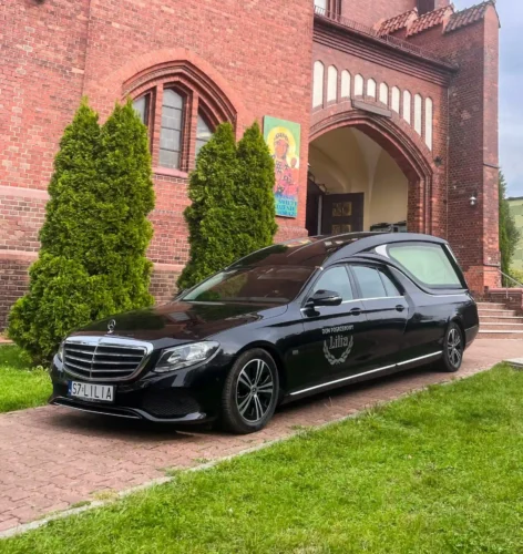 E klasa na tle Kościoła św stanisława