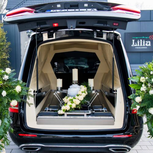 Karawan e-klasa tył, kremacja, urna pogrzebowa , wiązanka z białej róży