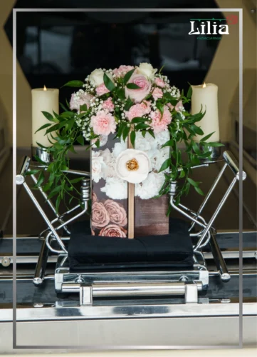 Jasna róża , różowy goździk