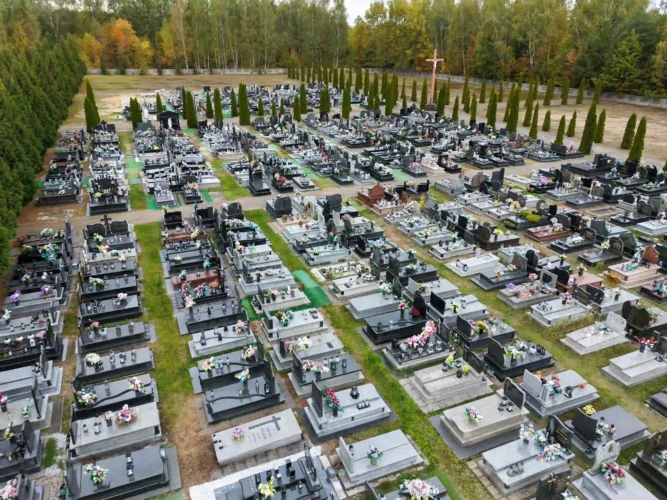 Cyfryzacja cmentarzy, grafika serwisu eCmentarze.pl na Wszystkich Świętych 2026